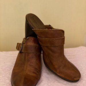 b.o.c Born O Concept Leather Heeled Clogs